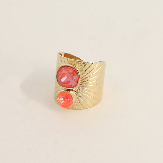 Bague large anneau solairement strié - Ornée de 2 cristaux de Swarovski® - Hauteur de la bague: 20mm - Dimensions des cristaux : 8x8 mm et 6x6 mm - Orange ignite