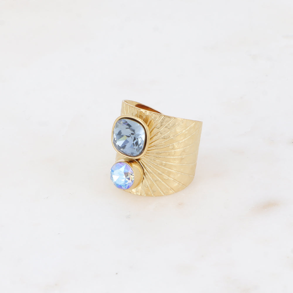 Bague large anneau solairement strié - Ornée de 2 cristaux de Swarovski® - Hauteur de la bague: 20mm - Dimensions des cristaux : 8x8 mm et 6x6 mm - Denim