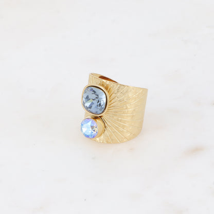 Bague large anneau solairement strié - Ornée de 2 cristaux de Swarovski® - Hauteur de la bague: 20mm - Dimensions des cristaux : 8x8 mm et 6x6 mm - Denim