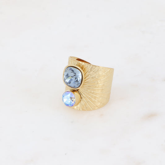 Bague large anneau solairement strié - Ornée de 2 cristaux de Swarovski® - Hauteur de la bague: 20mm - Dimensions des cristaux : 8x8 mm et 6x6 mm - Denim