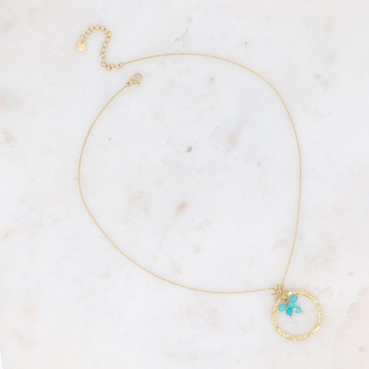 Collier doré composé d'un anneau martelé, d'une étoile et de pierres en amazonite 39,5+5 cm