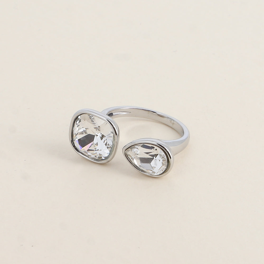 Bague ouverte rhodium - Ornée de cristaux de Swarovski® : 10mm été en forme de goutte - Hauteur de la bague: 2 mm - Dimensions des pierres carrée et goutte : 10x10 mm / 7x10 mm - Crystal