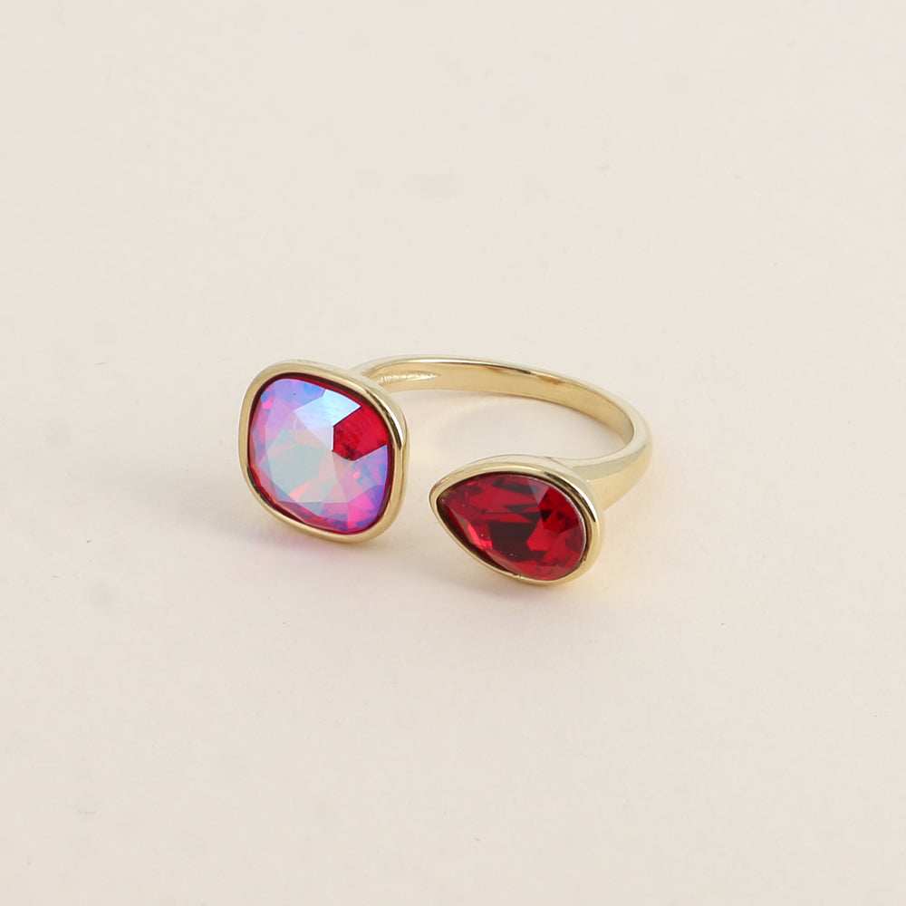Bague ouverte - Ornée de cristaux de Swarovski® : 10mm été en forme de goutte - Hauteur de la bague: 2 mm - Dimensions des pierres carrée et goutte : 10x10 mm / 7x10 mm - Siam shimmer