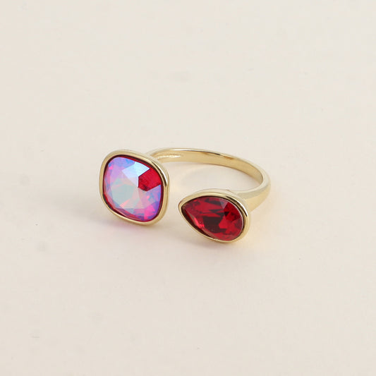 Bague ouverte - Ornée de cristaux de Swarovski® : 10mm été en forme de goutte - Hauteur de la bague: 2 mm - Dimensions des pierres carrée et goutte : 10x10 mm / 7x10 mm - Siam shimmer