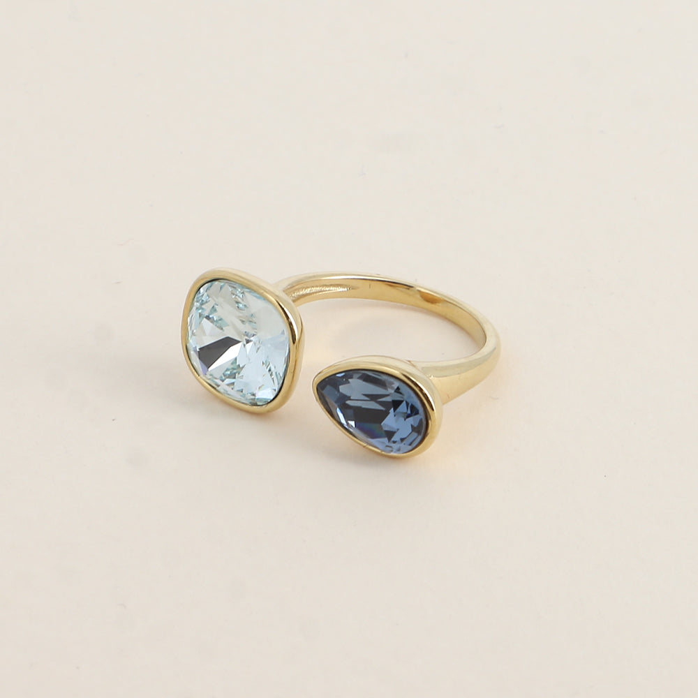 Bague ouverte - Ornée de cristaux de Swarovski® : 10mm été en forme de goutte - Hauteur de la bague: 2 mm - Dimensions des pierres carrée et goutte : 10x10 mm / 7x10 mm - Light azore