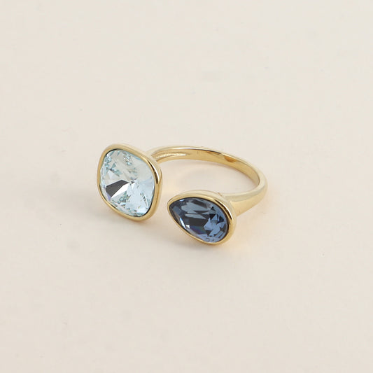Bague ouverte - Ornée de cristaux de Swarovski® : 10mm été en forme de goutte - Hauteur de la bague: 2 mm - Dimensions des pierres carrée et goutte : 10x10 mm / 7x10 mm - Light azore