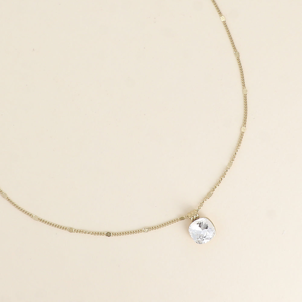 Collier orné de cristaux de Swarovski®. - Longueur de chaîne : 38+7 cm - Dimensions du cristal : 10 x 10 mm - Crystal