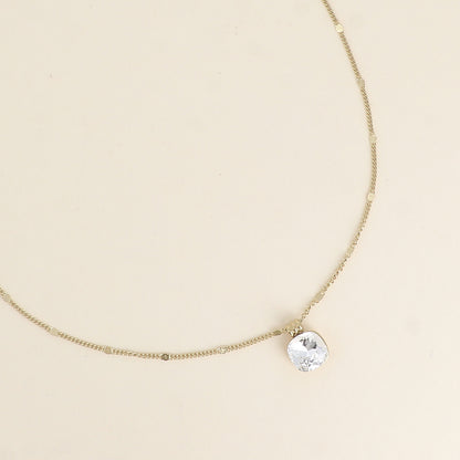 Collier orné de cristaux de Swarovski®. - Longueur de chaîne : 38+7 cm - Dimensions du cristal : 10 x 10 mm - Crystal