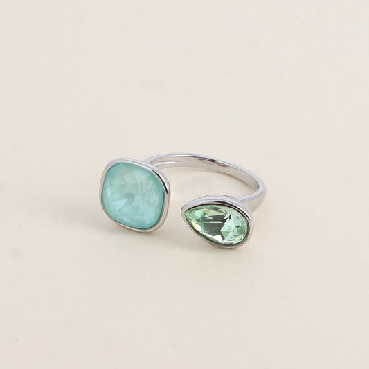 Bague ouverte rhodium - Ornée de cristaux de Swarovski® : 10mm été en forme de goutte - Hauteur de la bague: 2 mm - Dimensions des pierres carrée et goutte : 10x10 mm / 7x10 mm