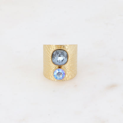 Bague large anneau solairement strié - Ornée de 2 cristaux de Swarovski® - Hauteur de la bague: 20mm - Dimensions des cristaux : 8x8 mm et 6x6 mm - Denim