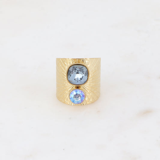 Bague large anneau solairement strié - Ornée de 2 cristaux de Swarovski® - Hauteur de la bague: 20mm - Dimensions des cristaux : 8x8 mm et 6x6 mm - Denim