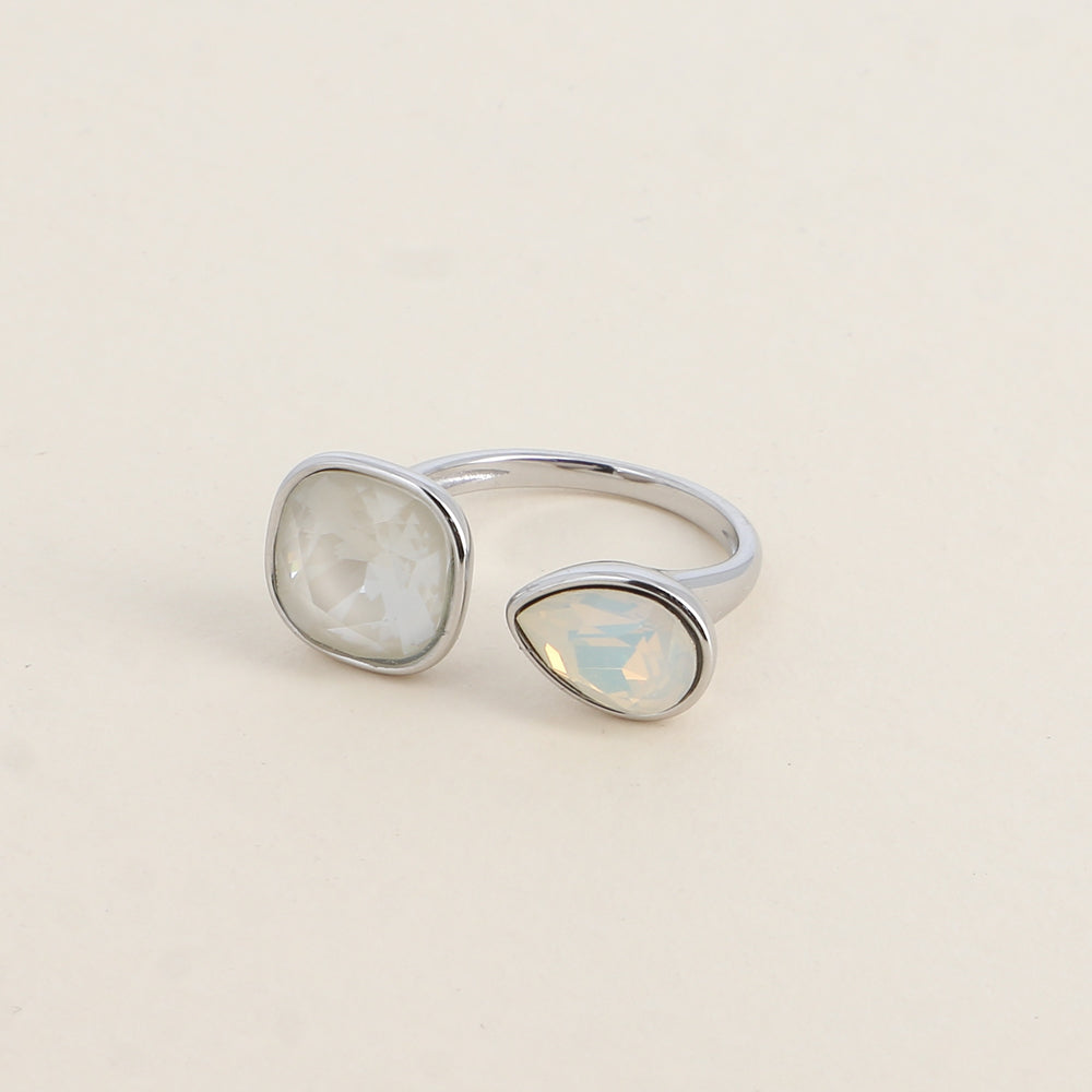 Bague ouverte rhodium - Ornée de cristaux de Swarovski® : 10mm été en forme de goutte - Hauteur de la bague: 2 mm - Dimensions des pierres carrée et goutte : 10x10 mm / 7x10 mm - Linen ignite
