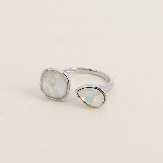 Bague ouverte rhodium - Ornée de cristaux de Swarovski® : 10mm été en forme de goutte - Hauteur de la bague: 2 mm - Dimensions des pierres carrée et goutte : 10x10 mm / 7x10 mm - Linen ignite