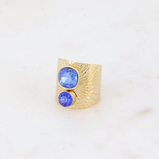 Bague large anneau solairement strié - Ornée de 2 cristaux de Swarovski® - Hauteur de la bague: 20mm - Dimensions des cristaux : 8x8 mm et 6x6 mm - Sapphire
