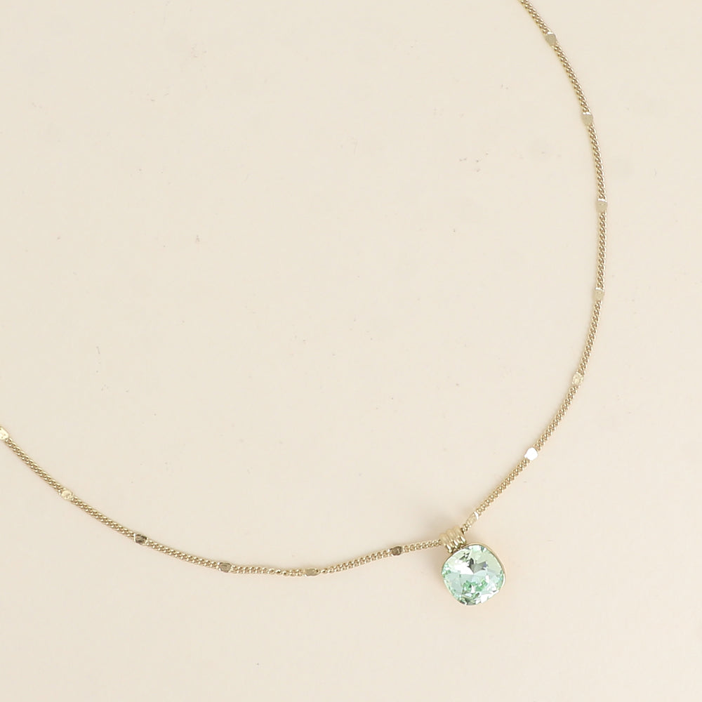 Collier orné de cristaux de Swarovski®. - Longueur de chaîne : 38+7 cm - Dimensions du cristal : 10 x 10 mm - Chrysolite