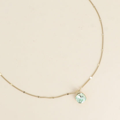 Collier orné de cristaux de Swarovski®. - Longueur de chaîne : 38+7 cm - Dimensions du cristal : 10 x 10 mm - Chrysolite