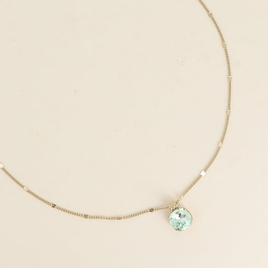 Collier orné de cristaux de Swarovski®. - Longueur de chaîne : 38+7 cm - Dimensions du cristal : 10 x 10 mm - Chrysolite