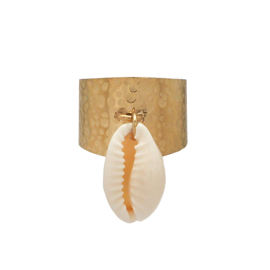 Bague martelée avec pampille cauri naturel