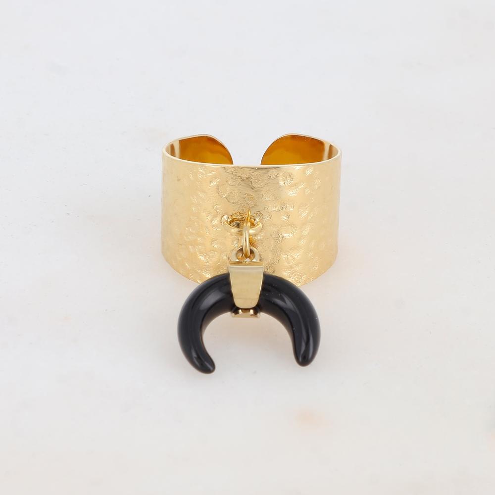 Bague martelée dorée composée d'une pampille corne en pierre naturelle - Onyx