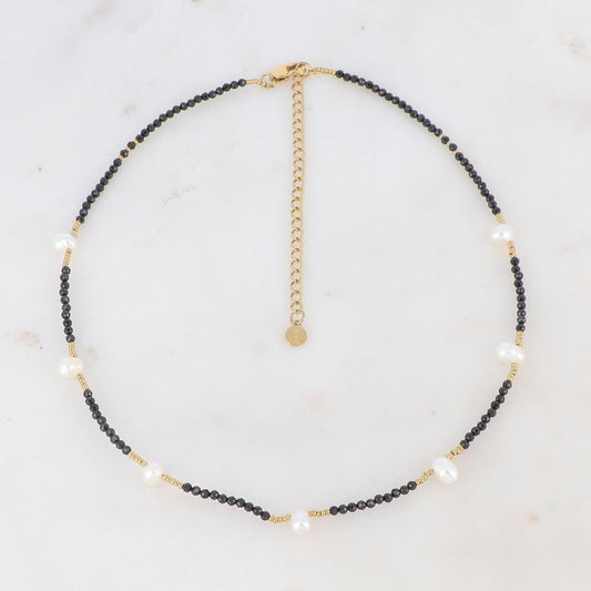 Collier doré orné de perles en pierre naturelle noire onyx et perles d'eau douce 37+7 cm