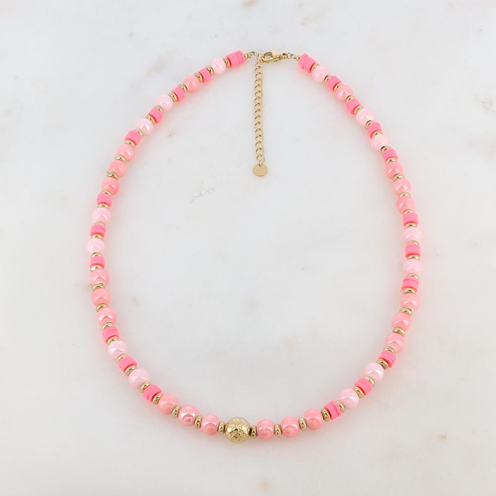 Collier doré embelli de perles en céramique et perles heishi roses et d'une boule dorée 40+5 cm
