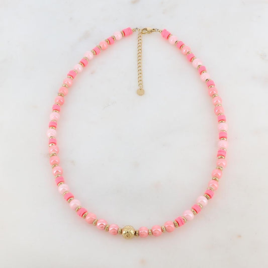 Collier doré embelli de perles en céramique et perles heishi roses et d'une boule dorée 40+5 cm