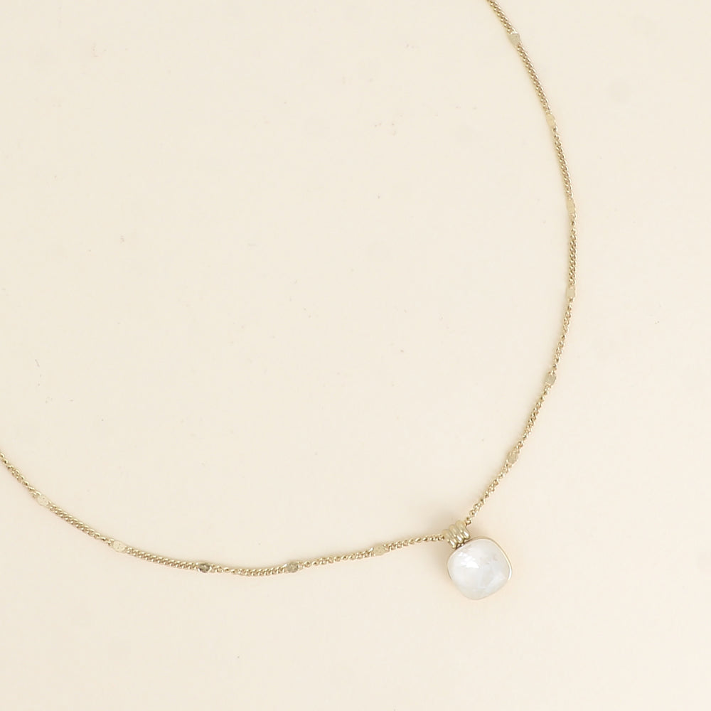 Collier orné de cristaux de Swarovski®. - Longueur de chaîne : 38+7 cm - Dimensions du cristal : 10 x 10 mm - Linen ignite