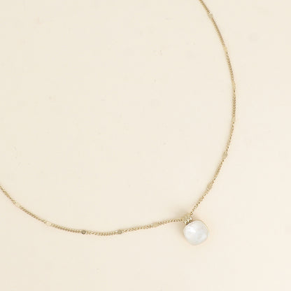 Collier orné de cristaux de Swarovski®. - Longueur de chaîne : 38+7 cm - Dimensions du cristal : 10 x 10 mm - Linen ignite