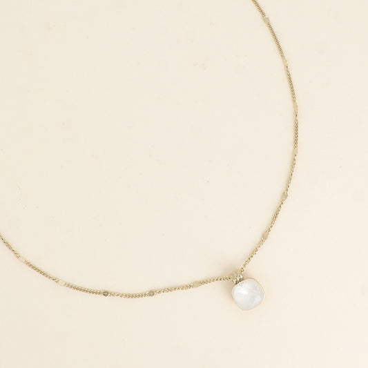 Collier orné de cristaux de Swarovski®. - Longueur de chaîne : 38+7 cm - Dimensions du cristal : 10 x 10 mm - Linen ignite
