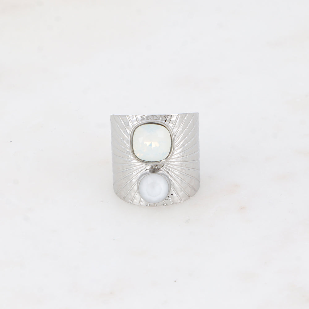 Bague large anneau solairement strié - Ornée de 2 cristaux de Swarovski® - Hauteur de la bague: 20mm - Dimensions des cristaux : 8x8 mm et 6x6 mm - White opal