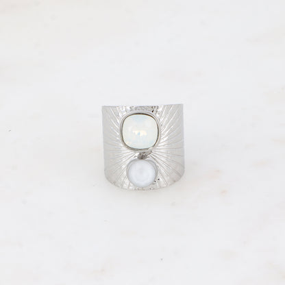 Bague large anneau solairement strié - Ornée de 2 cristaux de Swarovski® - Hauteur de la bague: 20mm - Dimensions des cristaux : 8x8 mm et 6x6 mm - White opal
