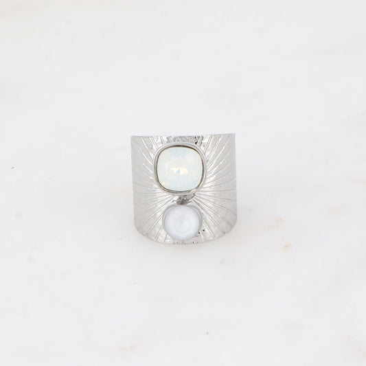 Bague large anneau solairement strié - Ornée de 2 cristaux de Swarovski® - Hauteur de la bague: 20mm - Dimensions des cristaux : 8x8 mm et 6x6 mm - White opal