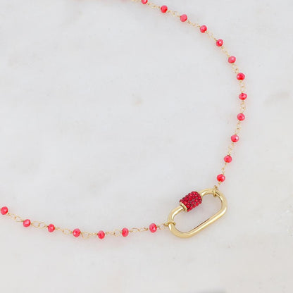 Collier doré embelli de perle en pâte de verre rouge et d'une boucle ovale ornée de strass rouges/siam 40+5 cm