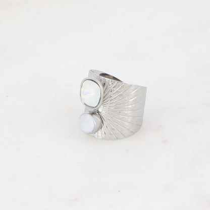 Bague large anneau solairement strié - Ornée de 2 cristaux de Swarovski® - Hauteur de la bague: 20mm - Dimensions des cristaux : 8x8 mm et 6x6 mm - White opal