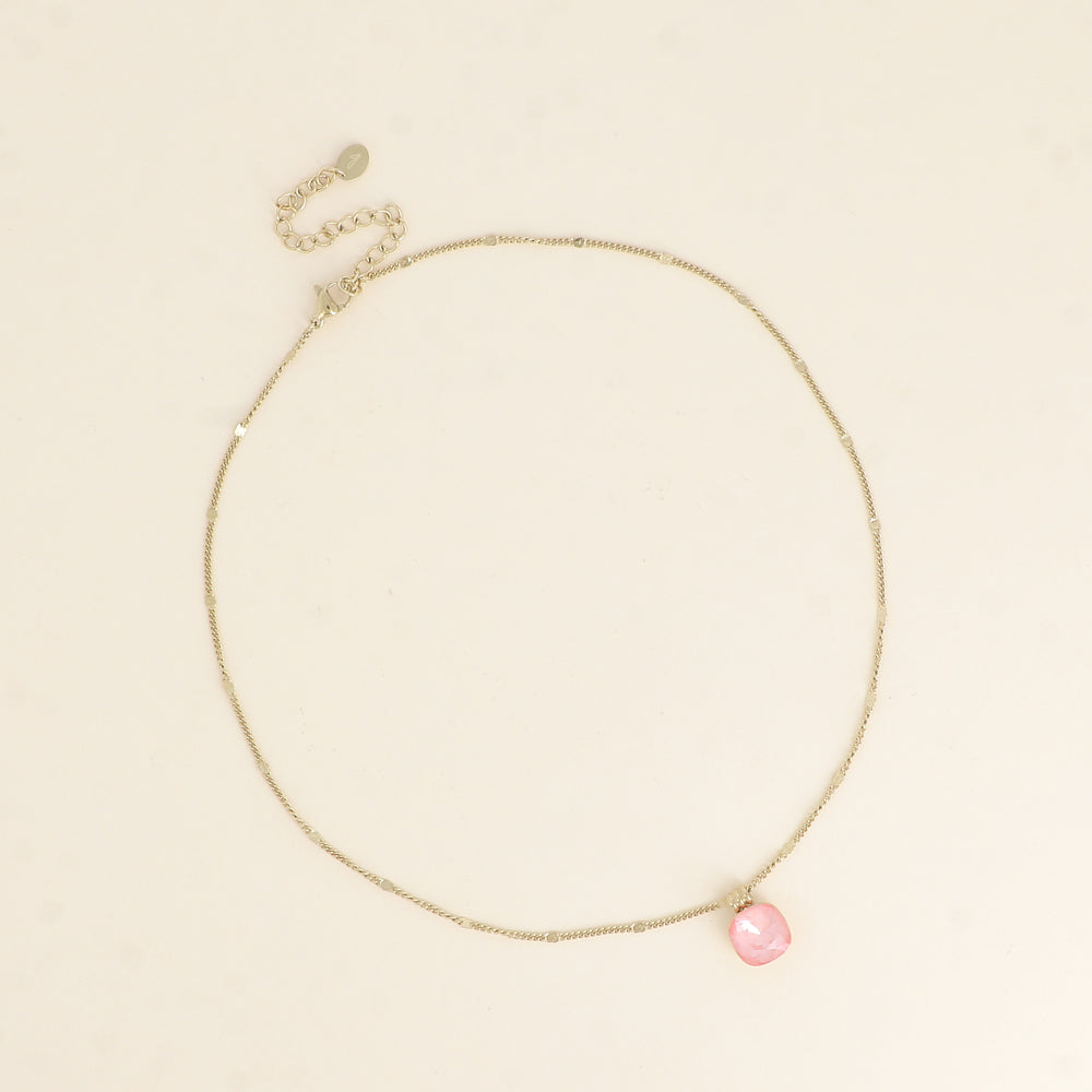 Collier orné de cristaux de Swarovski®. - Longueur de chaîne : 38+7 cm - Dimensions du cristal : 10 x 10 mm - Flamingo ignite