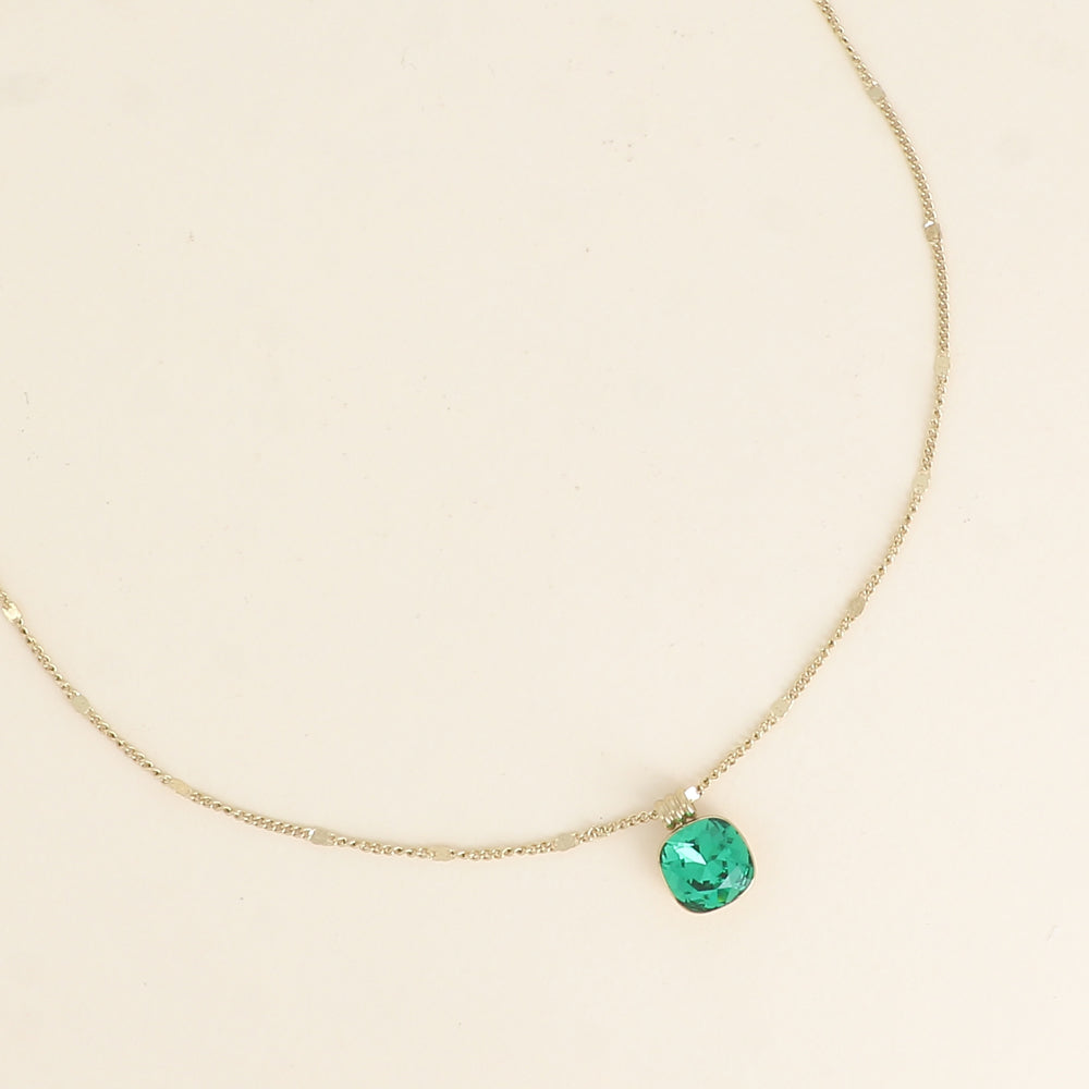 Collier orné de cristaux de Swarovski®. - Longueur de chaîne : 38+7 cm - Dimensions du cristal : 10 x 10 mm - Majestic green