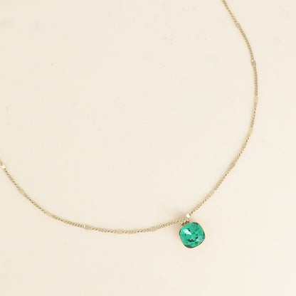 Collier orné de cristaux de Swarovski®. - Longueur de chaîne : 38+7 cm - Dimensions du cristal : 10 x 10 mm - Majestic green