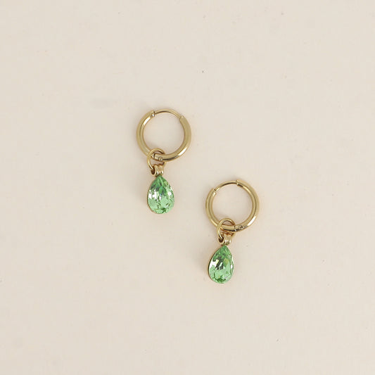 Créoles ornées de cristaux de Swarovski® en forme de gouttes - Dimensions de la créole : 13 x 13 x 2 mm - Dimensions de la boucle : 7 x 27 mm - Dimensions du cristal : 7 x 10 mm - Peridot