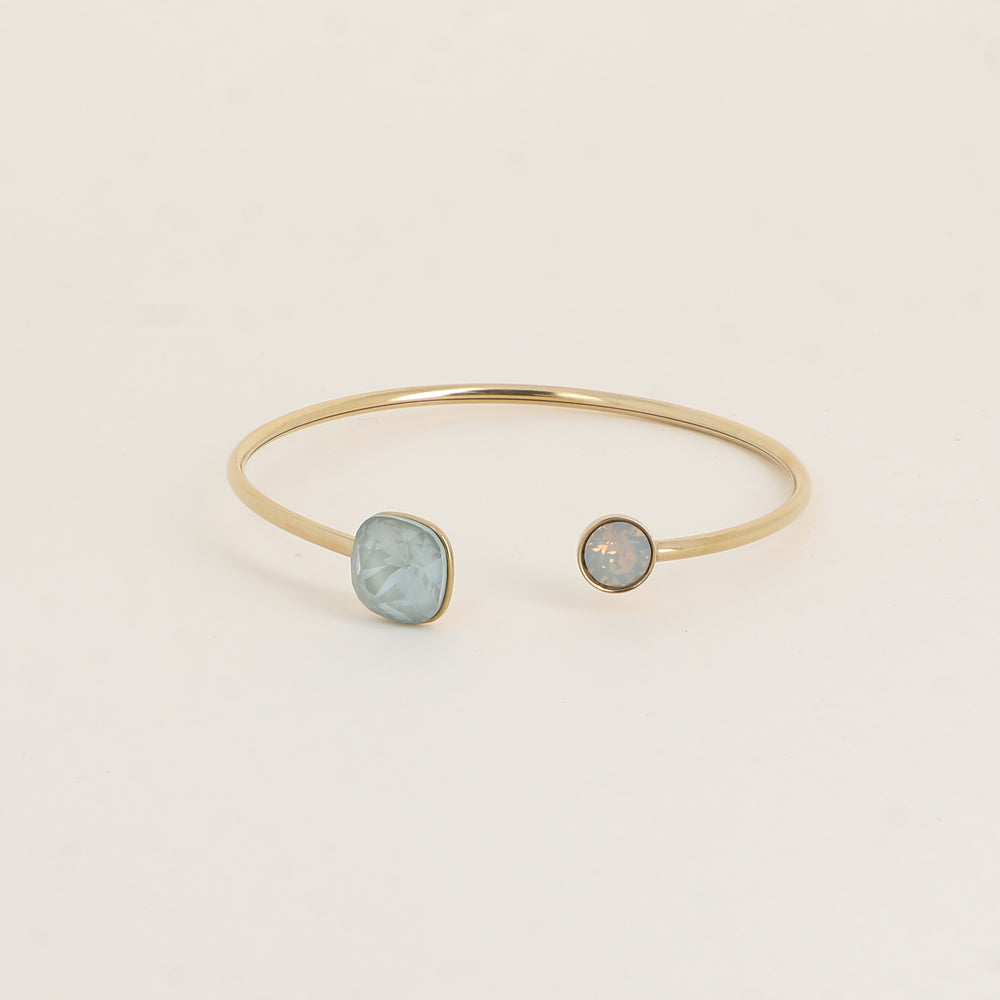 Jonc orné de cristaux de Swarovski® 10 mm et SS29 - Hauteur du jonc: 11 mm - Dimension du cristal 1: 10x10 mm - Diamètre du cristal 2: 7 mm - Agate ignite et light grey opal
