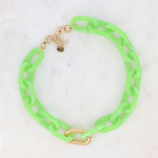 Collier avec mousqueton et résine ovale verte 46+5 cm