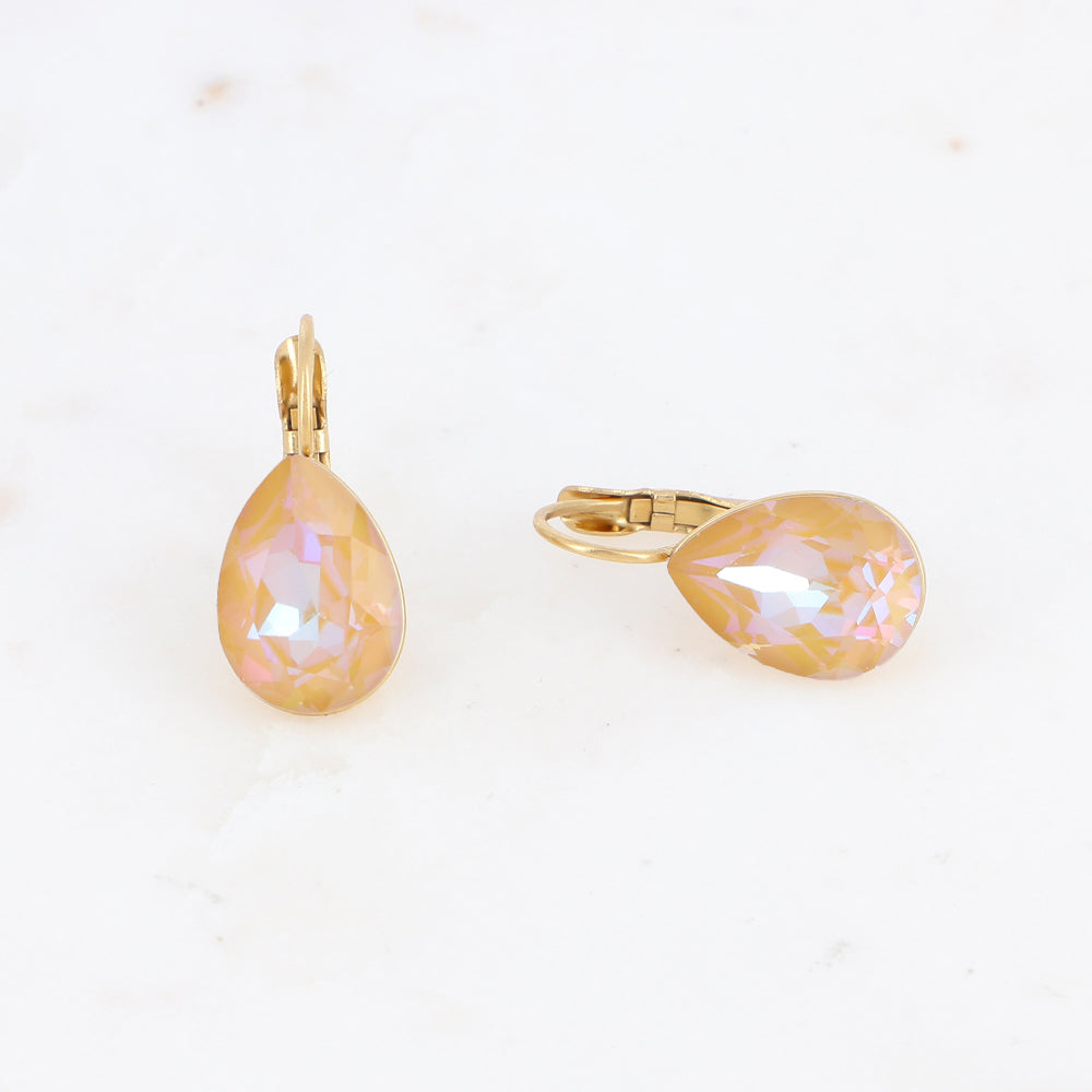 Boucles dormeuses ornées de cristaux de Swarovski® - Dimensions de la boucle : 10 x 23mm - Dimensions du cristal : 10 x 13mm - Ochre delite