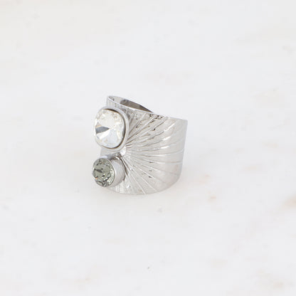 Bague large rhodium anneau solairement strié - Ornée de 2 cristaux de Swarovski® - Hauteur de la bague: 20mm - Dimensions des cristaux : 8x8 mm et 6x6 mm - Crystal