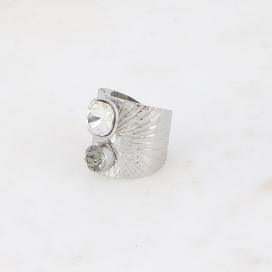 Bague large rhodium anneau solairement strié - Ornée de 2 cristaux de Swarovski® - Hauteur de la bague: 20mm - Dimensions des cristaux : 8x8 mm et 6x6 mm - Crystal