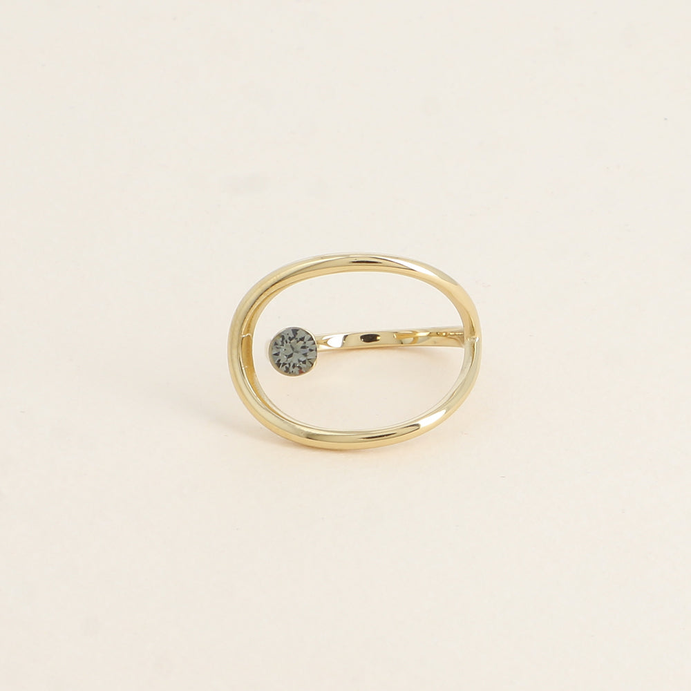 Bague forme ajourée ornée de cristal de Swarovski® - Hauteur de la bague: 20 mm - Epaisseur de l'anneau : 1,5 mm - Dimensions du cristal : 5x5 mm - Black diamond