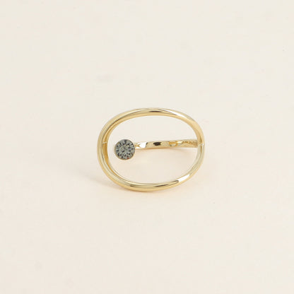Bague forme ajourée ornée de cristal de Swarovski® - Hauteur de la bague: 20 mm - Epaisseur de l'anneau : 1,5 mm - Dimensions du cristal : 5x5 mm - Black diamond