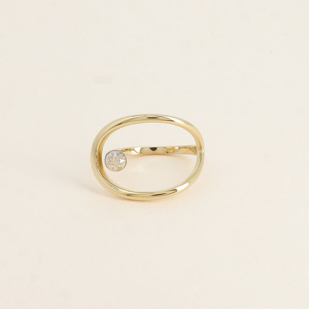 Bague forme ajourée ornée de cristal de Swarovski® - Hauteur de la bague: 20 mm - Epaisseur de l'anneau : 1,5 mm - Dimensions du cristal : 5x5 mm - Golden shadow