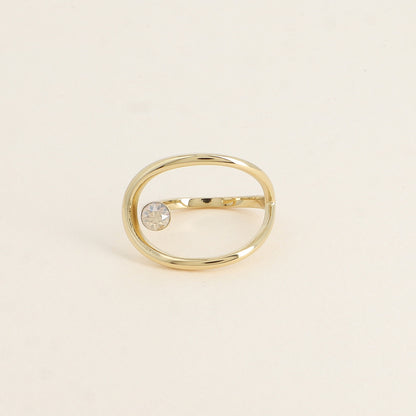 Bague forme ajourée ornée de cristal de Swarovski® - Hauteur de la bague: 20 mm - Epaisseur de l'anneau : 1,5 mm - Dimensions du cristal : 5x5 mm - Golden shadow