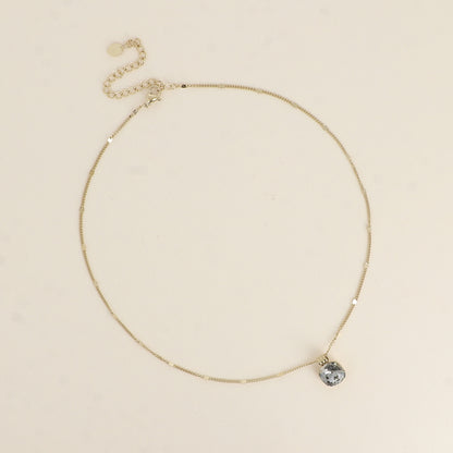 Collier orné de cristaux de Swarovski®. - Longueur de chaîne : 38+7 cm - Dimensions du cristal : 10 x 10 mm - Black diamond