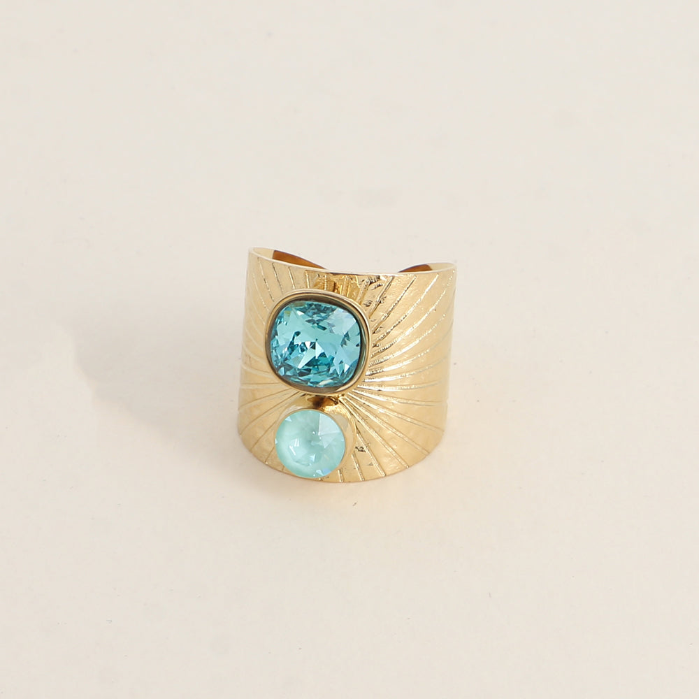 Bague large anneau solairement strié - Ornée de 2 cristaux de Swarovski® - Hauteur de la bague: 20mm - Dimensions des cristaux : 8x8 mm et 6x6 mm - Light turquoise et soft mint ignite