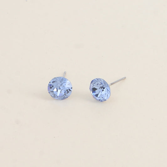 Boucles puces argentées – Ornées de cristaux de Swarovski® SS39 - Dimensions de la boucle : 8x8 mm - Light sapphire